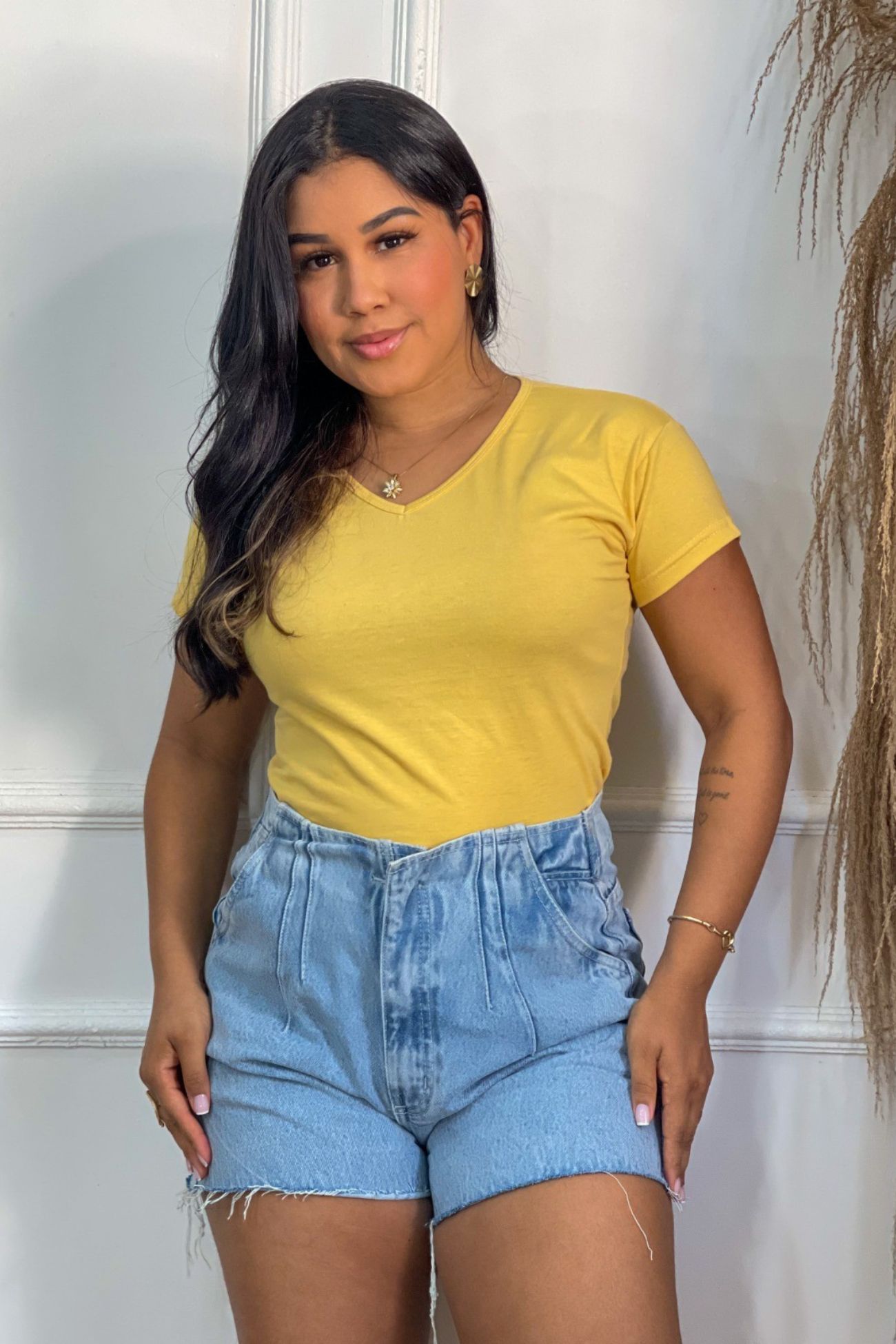 BÁSICA ALGODÃO 30.1 PENTEADO (GOLA V) - AMARELO GEMA
