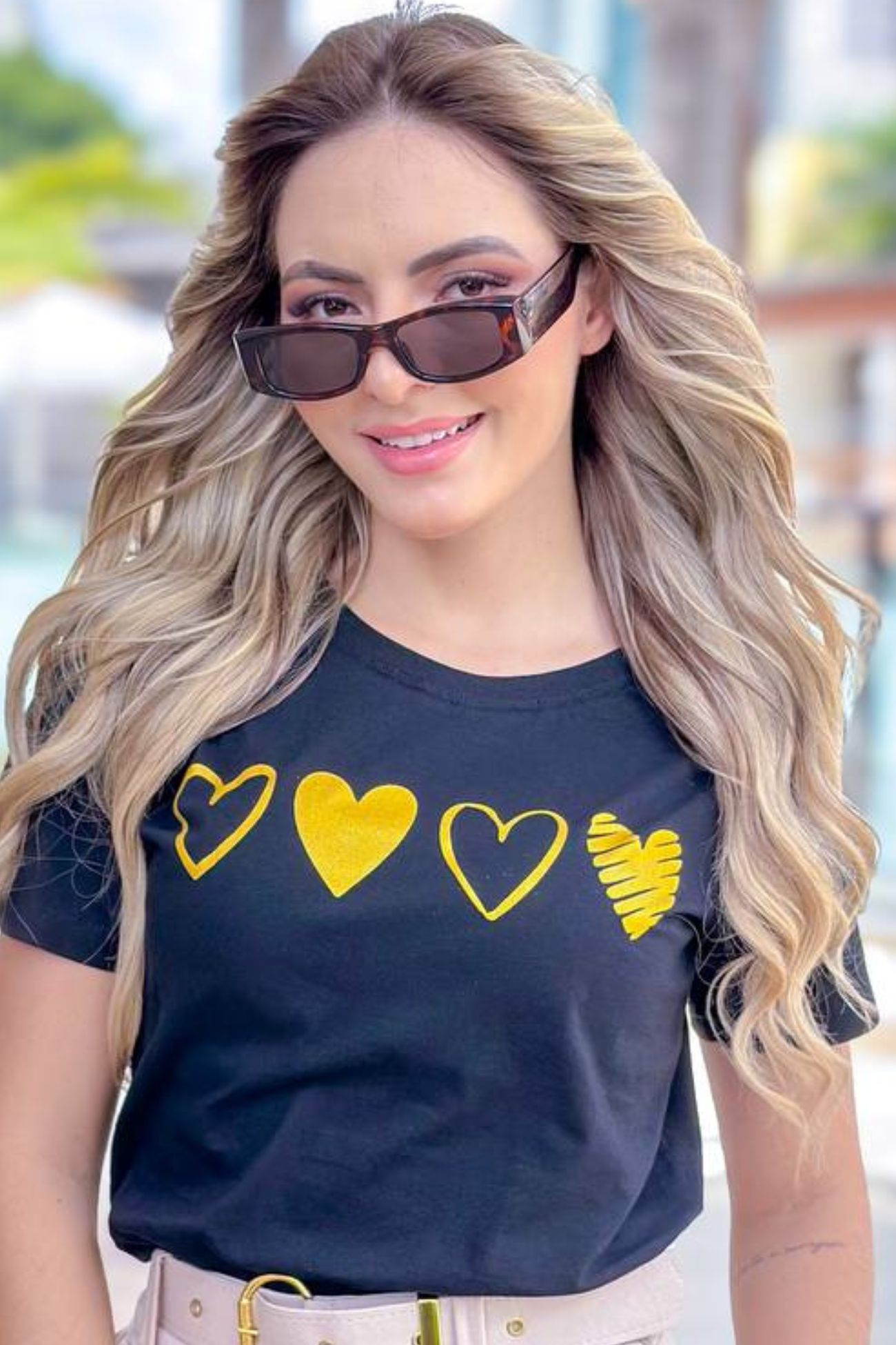 T-SHIRT CORAÇÕES DOURADOS - COR PRETA 